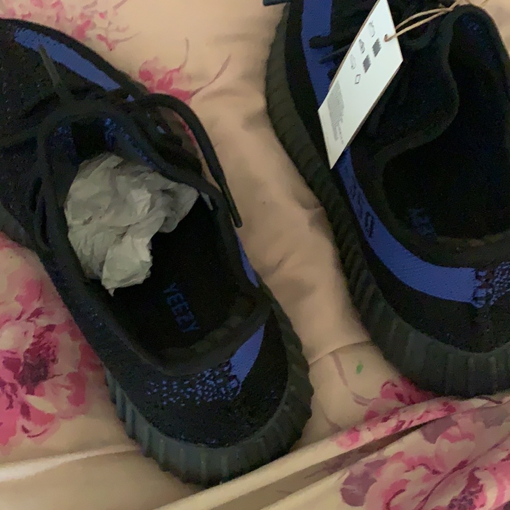 YEEZY 350 SIZE 8 BLUE /BLACK JUST DROP HOT PICK ONLY $$β€οΈππβ€οΈπππ₯°π€ - Picture 7 of 16